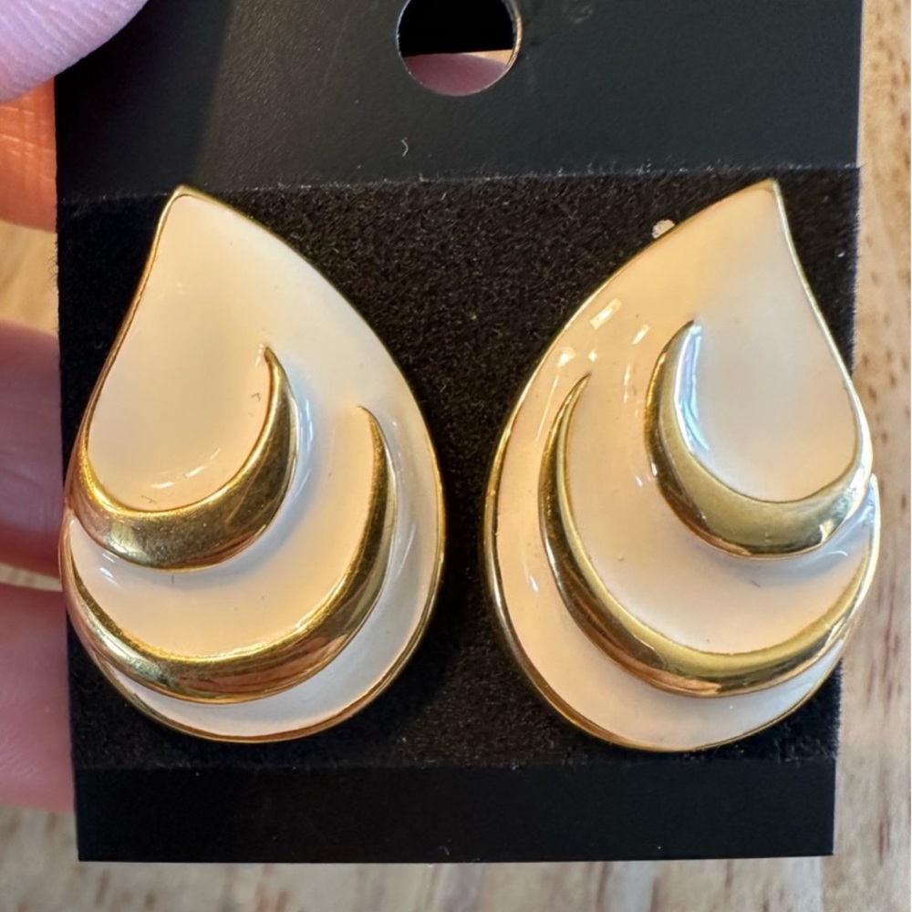 JS Vintage Enameled Gold Tone and Cream Teardrop Pierced Earrings